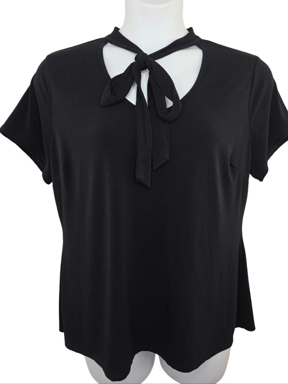 Fashion to Figure 1X Black Keyhole Tie-Neck Blouse CX-3880